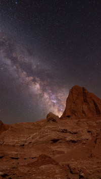 The starry sky shines endlessly at night.