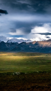After the rain, the mountain scenery is fresh and clear.