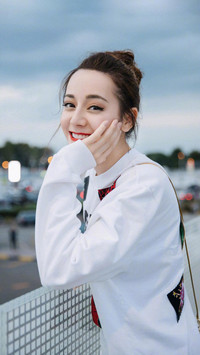 热巴喜获海外迷妹一枚