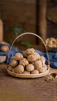 Remember to eat walnuts without touching them