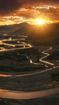 Between sunrise and sunset at the source of the yellow