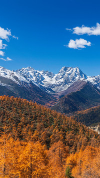The white horse snow mountain is shrouded in clouds and