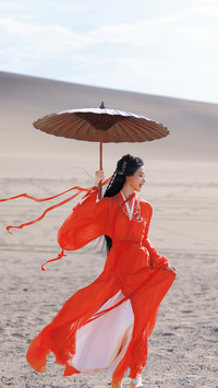 陈都灵一袭汉服赴黄沙