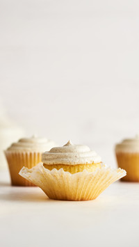 Vanilla cupcakes, white background, simple, elegant desserts