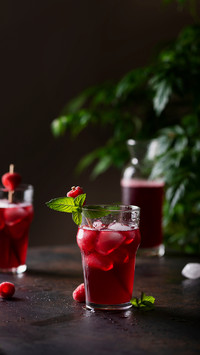Fresh Summer Cold Cocktail with Raspberry