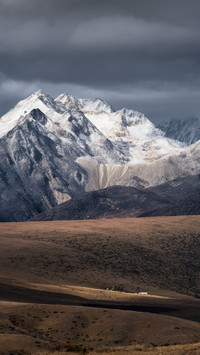 Autumn snow and cloud shadows on the roads of western Sichua
