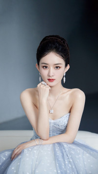 赵丽颖亮相时尚芭莎