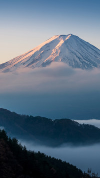 云雾缭绕的富士山