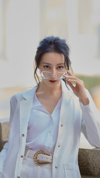 拥有A4腰的女明星