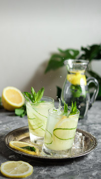 What are the benefits of lemon water