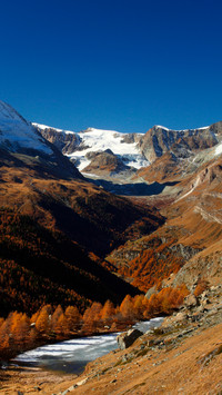 The autumn charm paints all the peaks