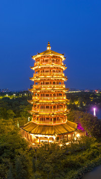 夜幕下的塔楼建筑