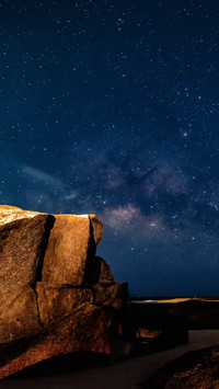 The starry river is boundless and dreams drift far away
