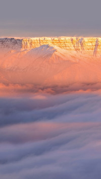 Sunrise over the sea of clouds at the summit of Mount Emei