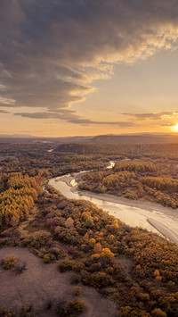 Autumn fills the mountains and rivers
