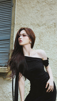 杨超越黑色战袍