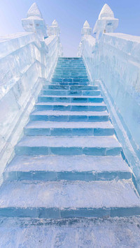 Extremely cold ice sculpture