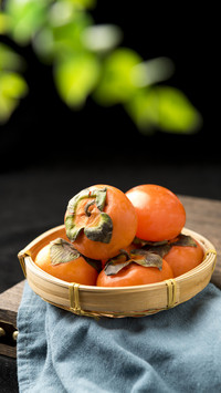 Why do persimmons have sweetness and astringency