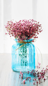 How to arrange flowers in small glass bottles 0