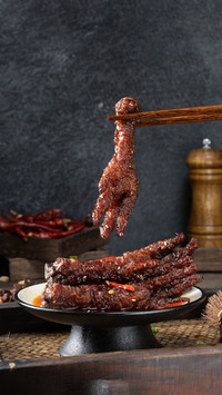 Making delicious tiger skin chicken feet at home