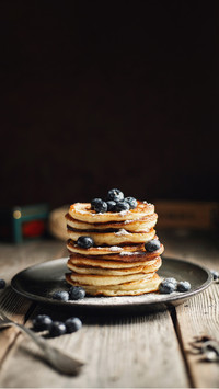 Pancakes with powdered sugar and fresh blueberries