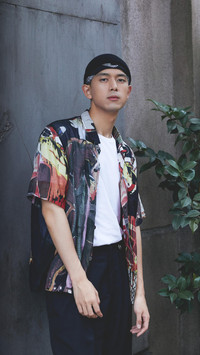 李现化身“街头靓仔”