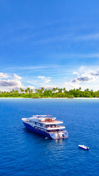 Big Safari Luxury Yacht Sailing on Ocean in Maldives