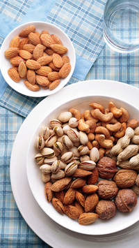 There are many benefits of eating nuts often 62