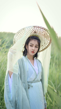 着一袭青衣于山水间