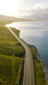 The lake and mountain scenery along the winding road