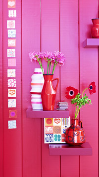 To furnish in red shades