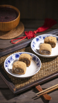 Lvdagur glutinous rice rolls with sweet bean flour in