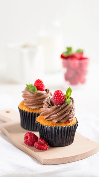 Cupcake with chocolate and raspberries