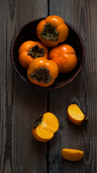Will eating persimmons and drinking yogurt cause