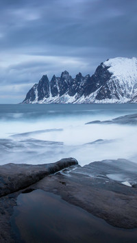 Tugeneset rocky coast with Okshornan mountains