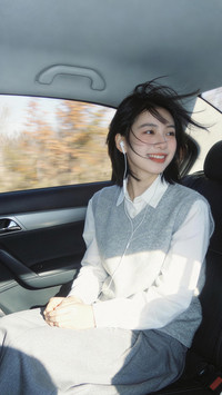 毛衣加衬衫 开春最时髦