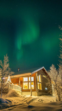 Hut under the aurora