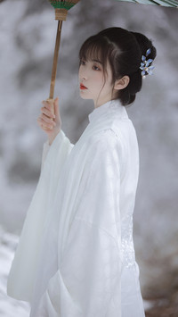 枝头薄雪尚存