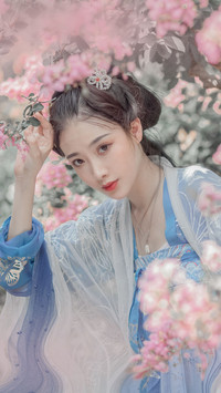 一袭蓝色纱裙的她