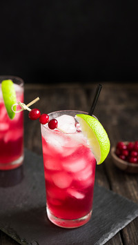 Cape Codder Cocktail with lime and ice