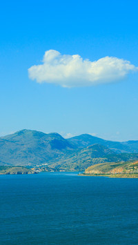 The mountain shadows under the blue sky of erhai lake are