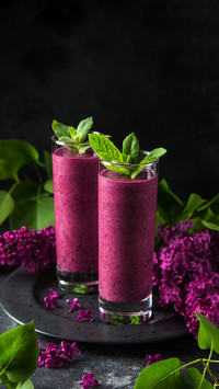 Making delicious and fashionable milkshakes 3