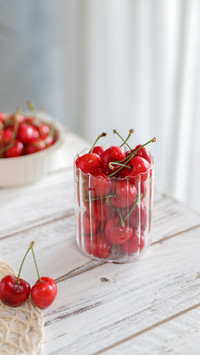 Eating cherry stones by mistake can lead to poisoning 6