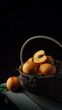 The magical effect of canned yellow peaches