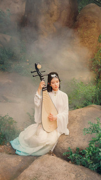 古代弹琵琶的女子