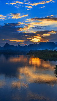 The twilight paints the mountains and rivers