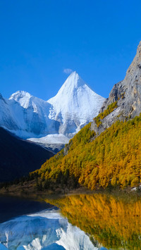 Which snowcapped mountain is the best choice for a trip