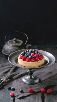Tart with custard, fresh raspberries and blueberries