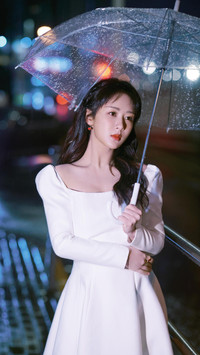 杨紫雨中撑伞漫步