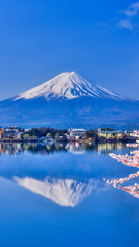 Lake Kawaguchiko with Mt. Fuji and blooming cherry blossoms